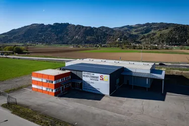 Modernisierte Industrielagerhalle mit Büro an A2