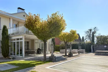 Großzügige Villa mit Pool, Jacuzzi und exklusiver Ausstattung