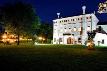 Grosse klassische Villa und Hotelkomplex in bester Lage von Caorle
