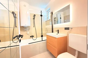 PROVISIONSFREI - renovierte 2.5 Zimmer Wohnung mit Loggia