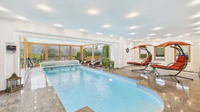 Wellnessbereich mit Poollandschaft