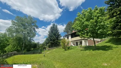 Außenansicht mit großem Garten