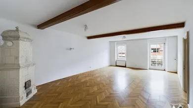 Großzügiges Wohnzimmer mit Kachelofen