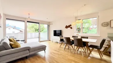 Großzügiges Wohn-Esszimmer mit Zugang auf den Balkon