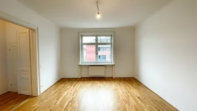 Wohnzimmer mit Flügeltüre