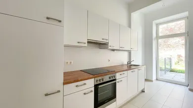separate Küche mit Ausgang in den Garten