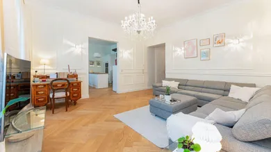Lichtdurchflutetes Wohnzimmer