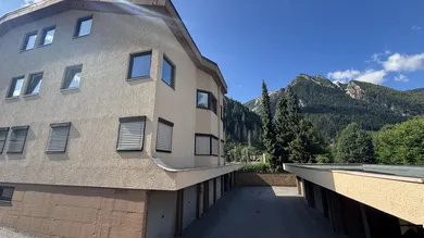 Außenansicht und Garagenboxen