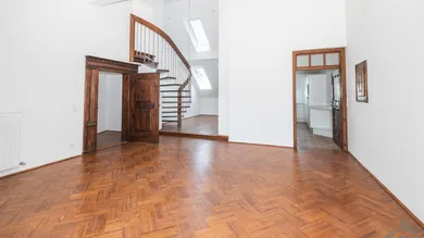Wohnbereich mit Wendeltreppe