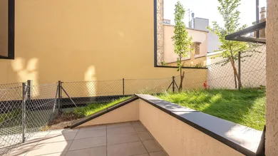 Schlafzimmer mit Innenhofterrasse
