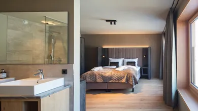 2-Bedroom-Apart_#35-2floors-combined_bath_sleeping1.2