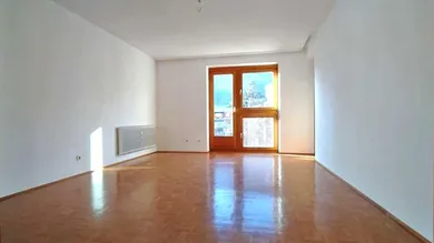 Wohnraum mit Zugang zum Balkon