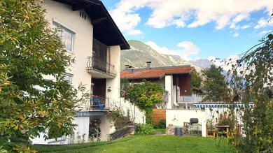 Haus- Südansicht mit Loungebereich im Garten