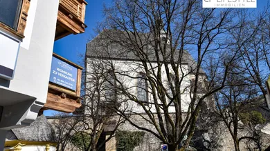 Ausblick über Balkon auf Kirche