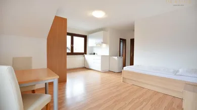 Blick in den Raum vom Balkon
