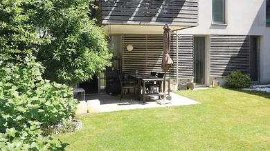 Sonnenterrasse mit großem Garten