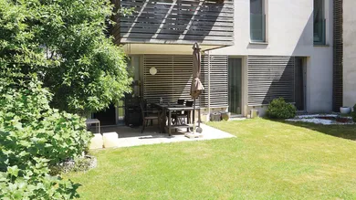 großer Garten mit Terrasse