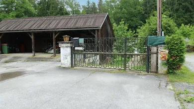 Einfahrt mit Carport