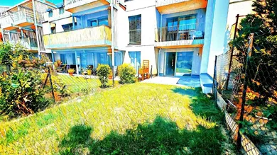 Eigener, südseitiger Garten mit großer Terrasse.