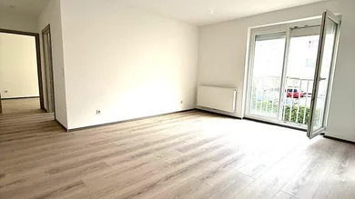 Großes Wohnzimmer mit bodentiefem Fenster.