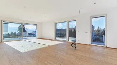 ZU MIETEN - großes Wohnzimmer mit Seeblick