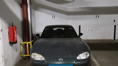 Parkplatz 25 mit Auto