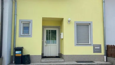 Hauptzugang mit 2 Autoabstellp