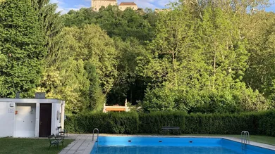 25m Pool mit Saunahaus
