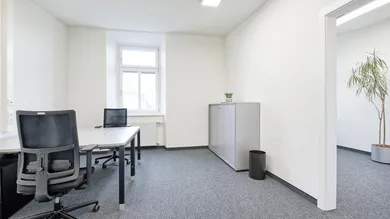 Büro mit 3 Arbeitsplätzen