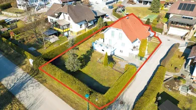 Luftbild Einfamilienhaus und Grundstück