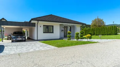 Stilvoller Zugangsbereich und Carport