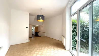 Wohnraum mit Blick in die Küche