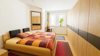 Moderner Schlafzimmer mit Holzdetails