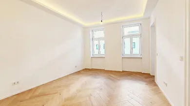 geräumiges Wohnzimmer