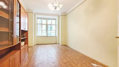 geräumiges Wohnzimmer mit Ausblick ins Grüne