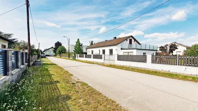 EINFAMILIENHAUS auf 898 m2 Grundstück - großer Garten!