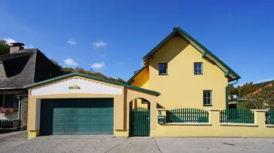 Hausansicht mit Doppelgarage