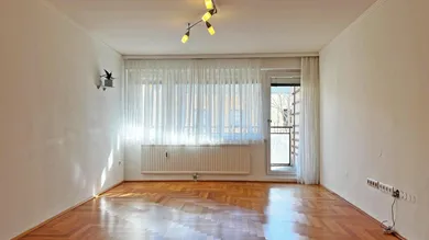 Wohnzimmer mit Ausgang auf die Südloggia