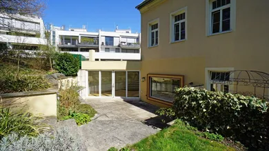 Wohnhausansicht, Garten und Terrasse