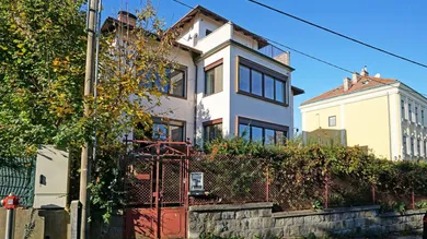 Straßenansicht mit Zugang