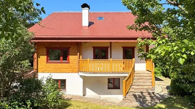 ostseitige Gartenansicht mit Zugang Küche/Keller