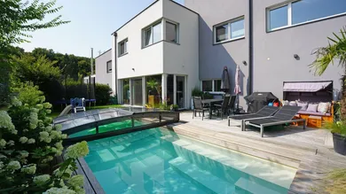 Poollandschaft und Garten