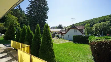 Haus 1: Blick von der Terrasse in den Garten