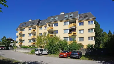Hausansicht südostseitig mit Parkplatz