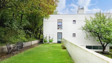 Wohnhausansicht mit Garten