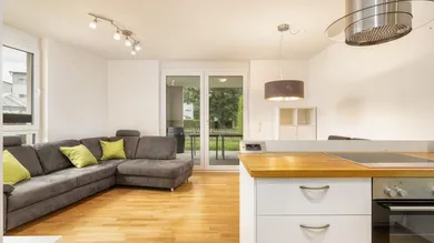modernes Wohnzimmer mit Küche