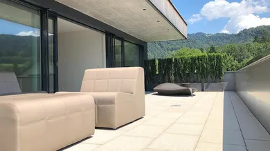 Große sonnige Terrasse