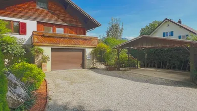 Große Einfahrt mit zusätzlichem Carport