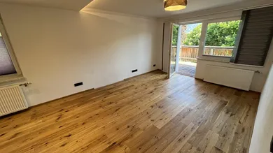 Wohnbereich mit Ausgang auf Balkon