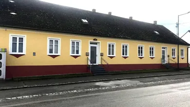 renoviertes, ehemaliges Gemeindehaus